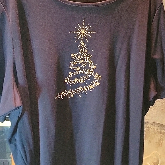 Quacker Factory Short Sleeve Tee with Christmas Tree Embellishment Size 3X - Picture 2 of 6